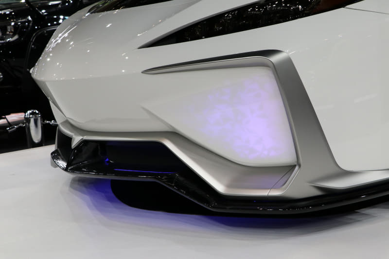 フロントバンパー両サイドは、まるで呼吸しているかのように光がうごめく