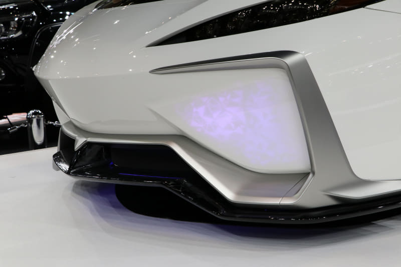 フロントバンパー両サイドは、まるで呼吸しているかのように光がうごめく