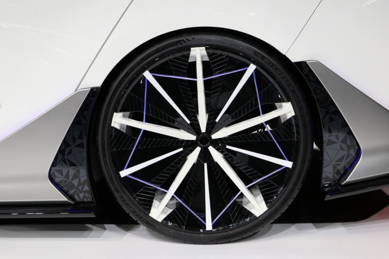 前後ホイールの内側には紫色に光る装置が。走行すると回転してきれいな輪を描く（動画参照）