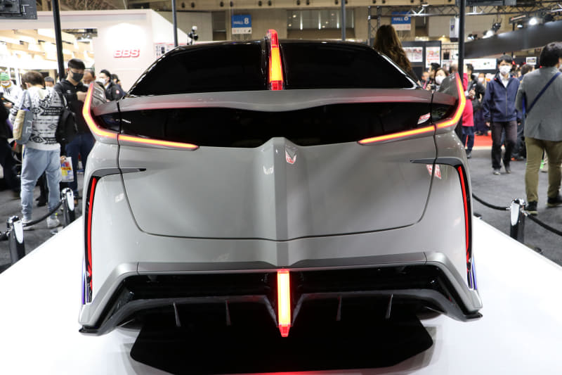 リアのセンター部分には、上下ともに光を透過する透明のパーツでできた整流板のような仕切り板が装着される