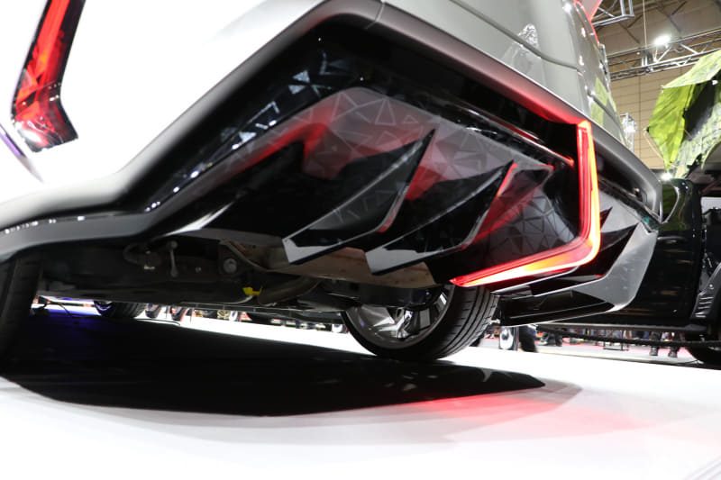 リアのアンダー部分はスポーティなディフューザー形状となっている