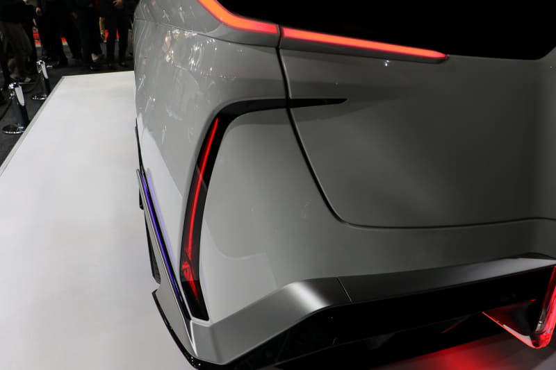 オーバーフェンダーの隙間も紫色に光り艶やかさを演出