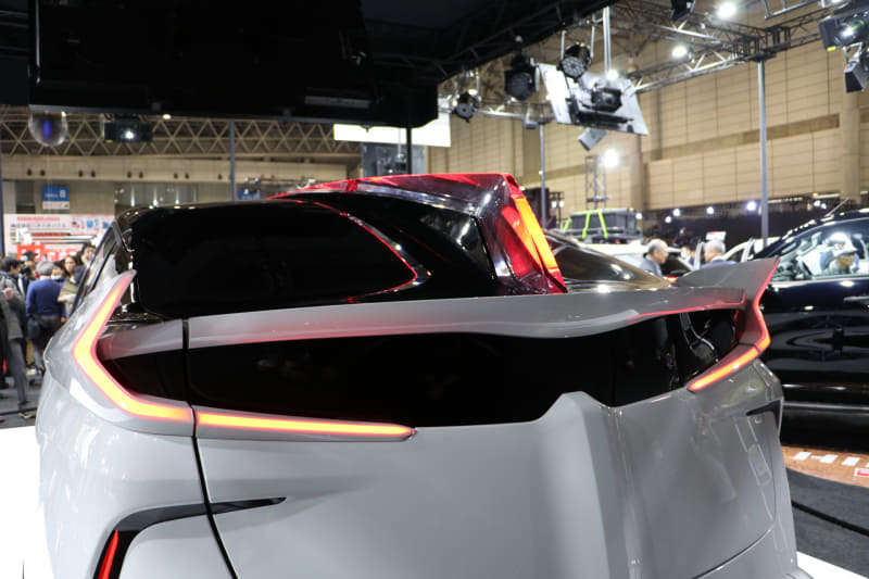 リアのセンター部分には、上下ともに光を透過する透明のパーツでできた整流板のような仕切り板が装着される