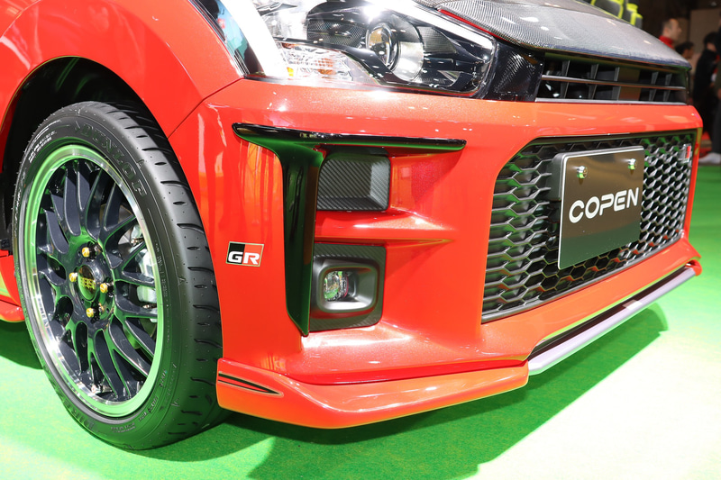 軽オープンスポーツのコペンにGRの知見を取り入れ、コーナースポイラーやディスチャージテープを装着した「コペンGR SPORTカスタマイズVer.」
