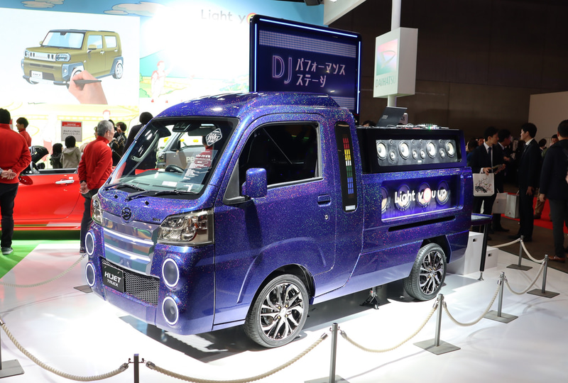 荷台をDJブースとし、運転席にマイク型シフトノブを装着した「ハイゼットトラックDJ Ver.」