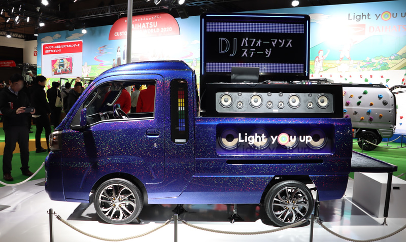 荷台をDJブースとし、運転席にマイク型シフトノブを装着した「ハイゼットトラックDJ Ver.」