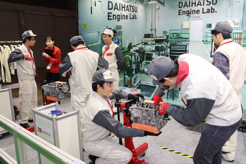 3気筒エンジンのピストンを組み付ける「エンジン組み立てチャレンジ」