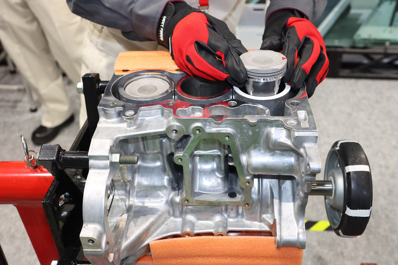 3気筒エンジンのピストンを組み付ける「エンジン組み立てチャレンジ」