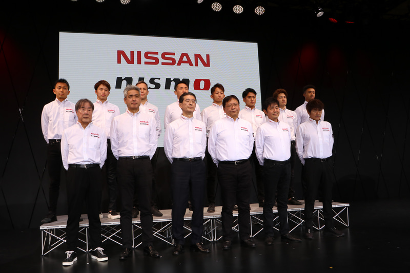 前列中央、NISMO社長 兼 最高経営責任者の片桐隆夫氏（左）とチーム総監督の村松基宏氏（右）