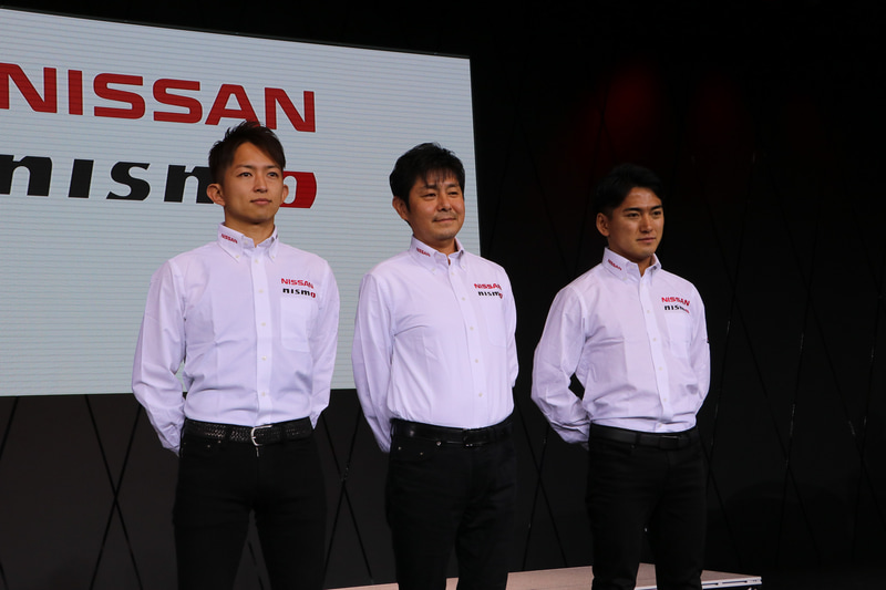 左から平手晃平選手/田中利和監督/千代勝正選手