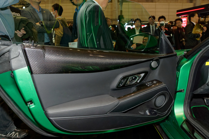 ドア上部にもカーボンパーツが用いられる