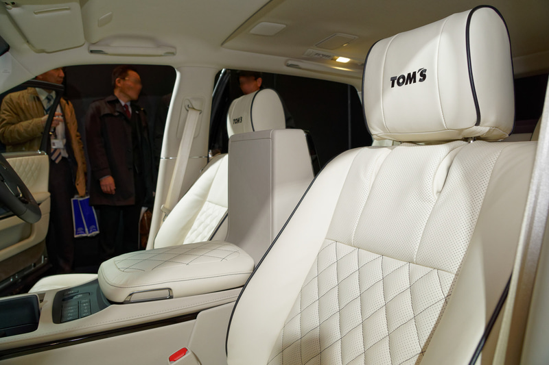 展示車両の内装はナッパレザー仕様のもの