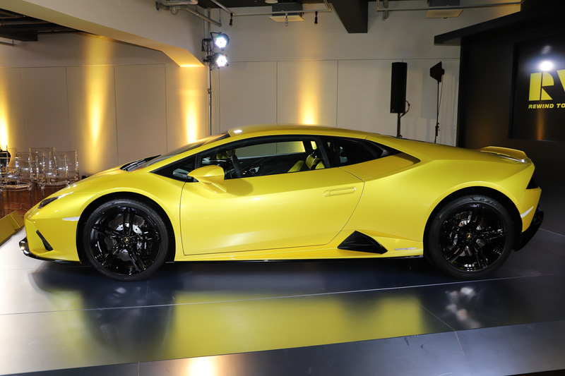 ウラカン EVO RWD。ボディサイズは4520mm×1933mm×2236mm（全長×全幅×全高）で、ホイールベースは2620mm。ボディカラーにはフォルムを際立たせる新色「Giallo Belenus（イエロー）」を設定。Ad Personamプログラムではエクステリア、インテリア合わせて300以上もの多彩なオプションを用意する