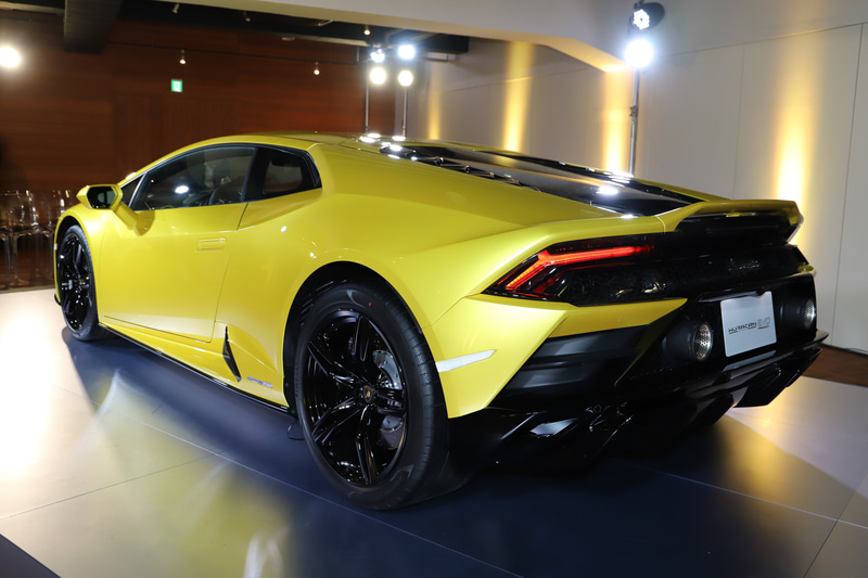 ウラカン EVO RWD。ボディサイズは4520mm×1933mm×2236mm（全長×全幅×全高）で、ホイールベースは2620mm。ボディカラーにはフォルムを際立たせる新色「Giallo Belenus（イエロー）」を設定。Ad Personamプログラムではエクステリア、インテリア合わせて300以上もの多彩なオプションを用意する