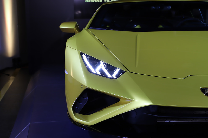 大型化されたフロントのエアインテークに新しいフロント・スプリッターと垂直フィンを備え、“彫刻のように精悍”というフロントフェイスが特徴