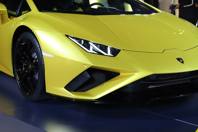 大型化されたフロントのエアインテークに新しいフロント・スプリッターと垂直フィンを備え、“彫刻のように精悍”というフロントフェイスが特徴