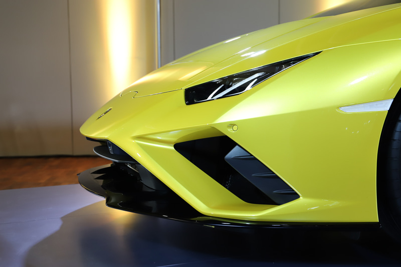 大型化されたフロントのエアインテークに新しいフロント・スプリッターと垂直フィンを備え、“彫刻のように精悍”というフロントフェイスが特徴