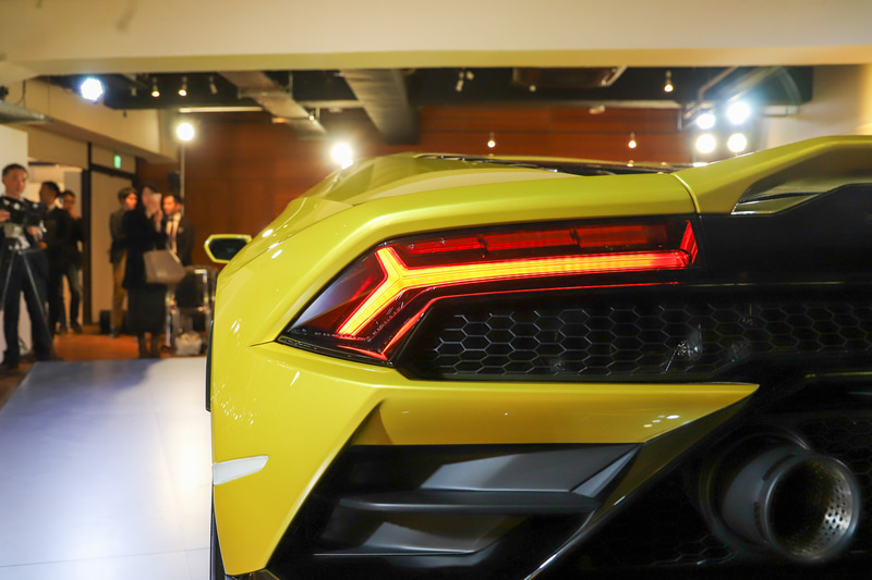 グロスブラックのリアバンパーには、ウラカン EVO RWD だけの最新ディフューザーを装着