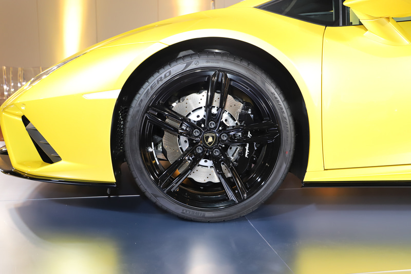 ピレリ製「P ZERO」タイヤを装着。サイズはフロント245/35ZR19、リア305/35ZR19