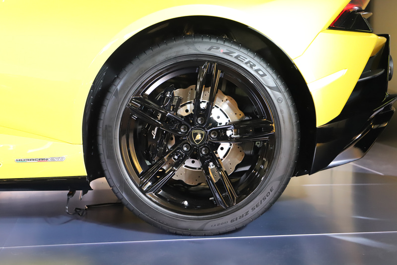 ピレリ製「P ZERO」タイヤを装着。サイズはフロント245/35ZR19、リア305/35ZR19