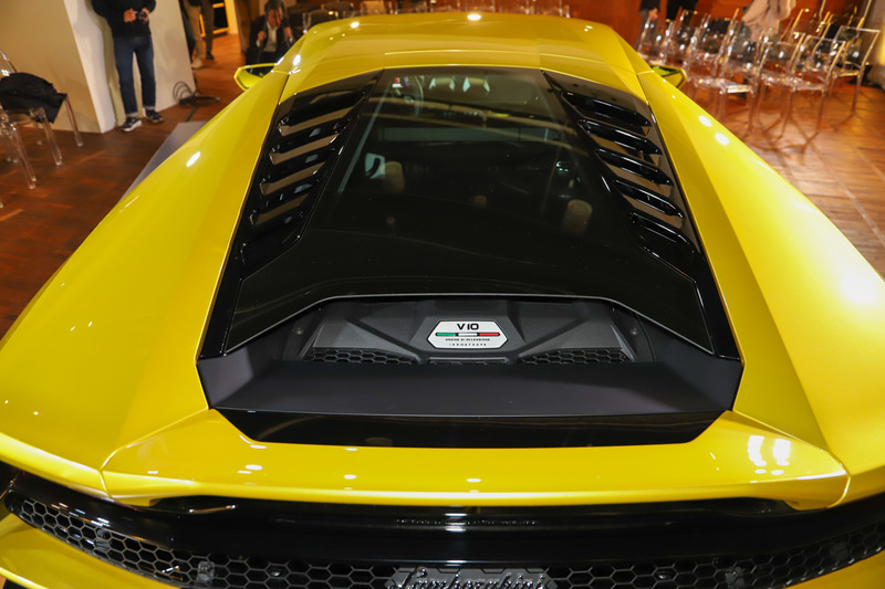 グロスブラックのリアバンパーには、ウラカン EVO RWD だけの最新ディフューザーを装着