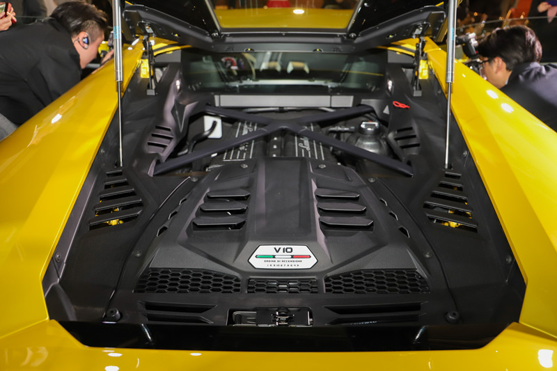 リアに最高出力449kW（610HP）/8000rpm、最大トルク560Nm/6500rpmを発生する自然吸気のV型10気筒 5.2リッターエンジンを搭載。トランスミッションには7速DCTを組み合わせる