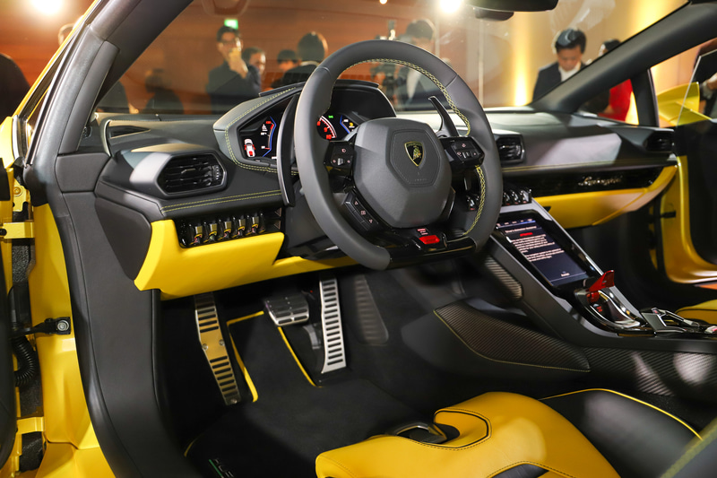 コクピットは、センターコンソールに新たに8.4インチのHMIタッチスクリーンを搭載し、車両のあらゆる機能をコントロールするだけでなく、電話やインターネットといったさまざまな接続手段を活用可能。Apple CarPlayにも対応する。2020年中にウラカン EVO RWDを含むウラカン EVOシリーズに、Amazonの音声アシスタントサービス「Alexa」を搭載することも伝えられている