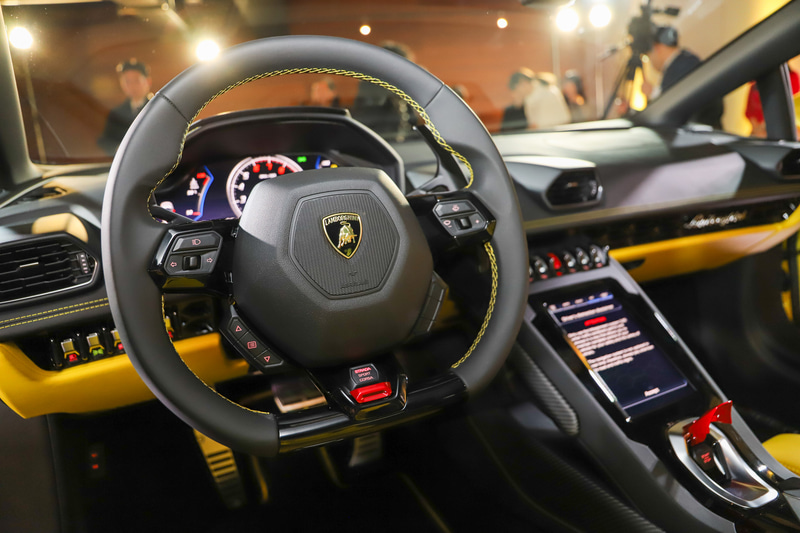 コクピットは、センターコンソールに新たに8.4インチのHMIタッチスクリーンを搭載し、車両のあらゆる機能をコントロールするだけでなく、電話やインターネットといったさまざまな接続手段を活用可能。Apple CarPlayにも対応する。2020年中にウラカン EVO RWDを含むウラカン EVOシリーズに、Amazonの音声アシスタントサービス「Alexa」を搭載することも伝えられている