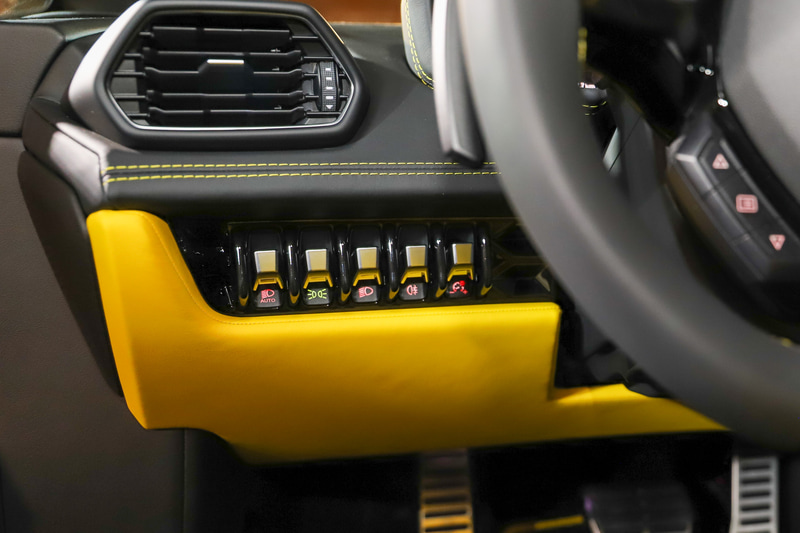 コクピットは、センターコンソールに新たに8.4インチのHMIタッチスクリーンを搭載し、車両のあらゆる機能をコントロールするだけでなく、電話やインターネットといったさまざまな接続手段を活用可能。Apple CarPlayにも対応する。2020年中にウラカン EVO RWDを含むウラカン EVOシリーズに、Amazonの音声アシスタントサービス「Alexa」を搭載することも伝えられている