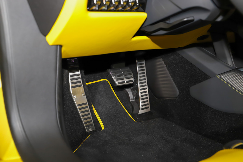 コクピットは、センターコンソールに新たに8.4インチのHMIタッチスクリーンを搭載し、車両のあらゆる機能をコントロールするだけでなく、電話やインターネットといったさまざまな接続手段を活用可能。Apple CarPlayにも対応する。2020年中にウラカン EVO RWDを含むウラカン EVOシリーズに、Amazonの音声アシスタントサービス「Alexa」を搭載することも伝えられている