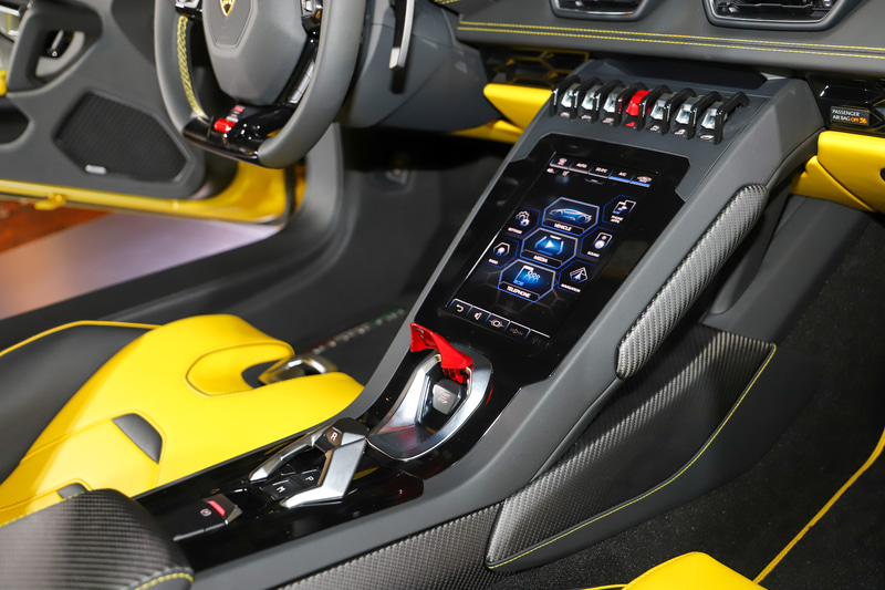 コクピットは、センターコンソールに新たに8.4インチのHMIタッチスクリーンを搭載し、車両のあらゆる機能をコントロールするだけでなく、電話やインターネットといったさまざまな接続手段を活用可能。Apple CarPlayにも対応する。2020年中にウラカン EVO RWDを含むウラカン EVOシリーズに、Amazonの音声アシスタントサービス「Alexa」を搭載することも伝えられている