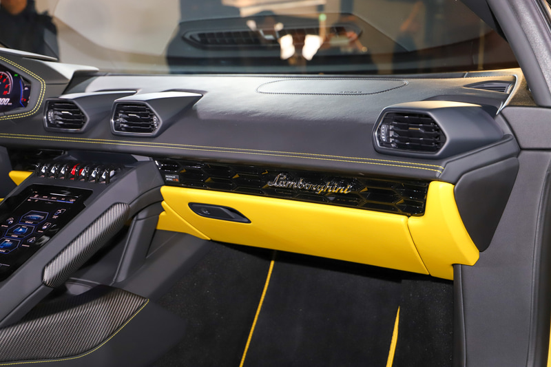 コクピットは、センターコンソールに新たに8.4インチのHMIタッチスクリーンを搭載し、車両のあらゆる機能をコントロールするだけでなく、電話やインターネットといったさまざまな接続手段を活用可能。Apple CarPlayにも対応する。2020年中にウラカン EVO RWDを含むウラカン EVOシリーズに、Amazonの音声アシスタントサービス「Alexa」を搭載することも伝えられている