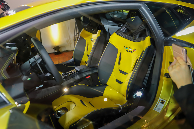 コクピットは、センターコンソールに新たに8.4インチのHMIタッチスクリーンを搭載し、車両のあらゆる機能をコントロールするだけでなく、電話やインターネットといったさまざまな接続手段を活用可能。Apple CarPlayにも対応する。2020年中にウラカン EVO RWDを含むウラカン EVOシリーズに、Amazonの音声アシスタントサービス「Alexa」を搭載することも伝えられている