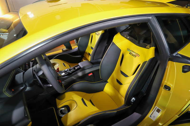 コクピットは、センターコンソールに新たに8.4インチのHMIタッチスクリーンを搭載し、車両のあらゆる機能をコントロールするだけでなく、電話やインターネットといったさまざまな接続手段を活用可能。Apple CarPlayにも対応する。2020年中にウラカン EVO RWDを含むウラカン EVOシリーズに、Amazonの音声アシスタントサービス「Alexa」を搭載することも伝えられている