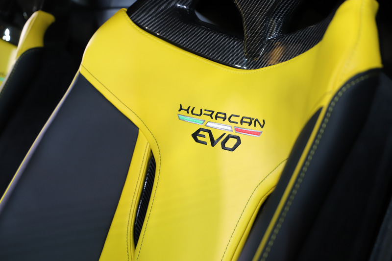 コクピットは、センターコンソールに新たに8.4インチのHMIタッチスクリーンを搭載し、車両のあらゆる機能をコントロールするだけでなく、電話やインターネットといったさまざまな接続手段を活用可能。Apple CarPlayにも対応する。2020年中にウラカン EVO RWDを含むウラカン EVOシリーズに、Amazonの音声アシスタントサービス「Alexa」を搭載することも伝えられている