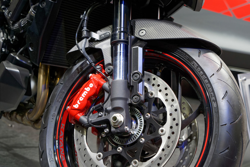 こちらもフェンダーやブレーキキャリパーなど各部にカスタムパーツが装着されている