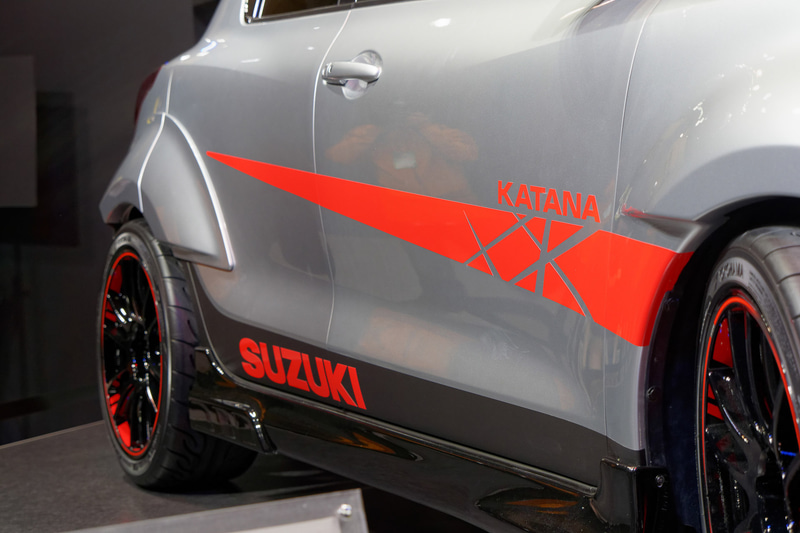 直線的な赤いラインがKATANAらしい鋭さをイメージさせる