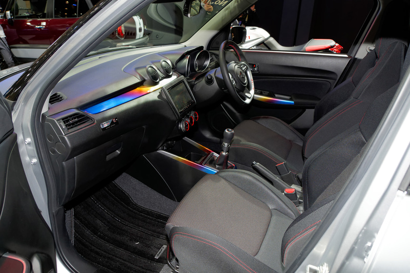 インテリアでは要所にチタンのやけ色を模したガーニッシュ。センターコンソールにはカーボン柄の装飾
