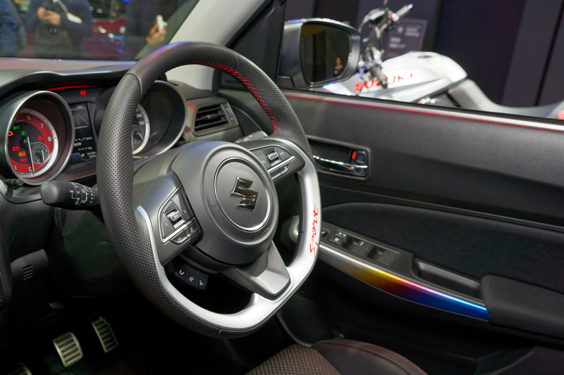 インテリアでは要所にチタンのやけ色を模したガーニッシュ。センターコンソールにはカーボン柄の装飾