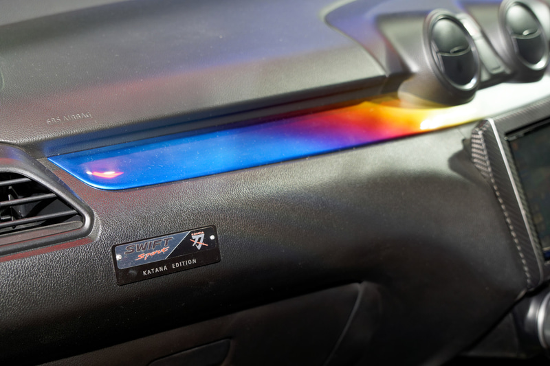 インテリアでは要所にチタンのやけ色を模したガーニッシュ。センターコンソールにはカーボン柄の装飾