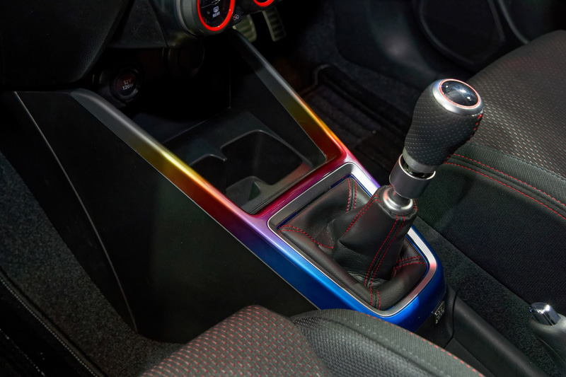 インテリアでは要所にチタンのやけ色を模したガーニッシュ。センターコンソールにはカーボン柄の装飾