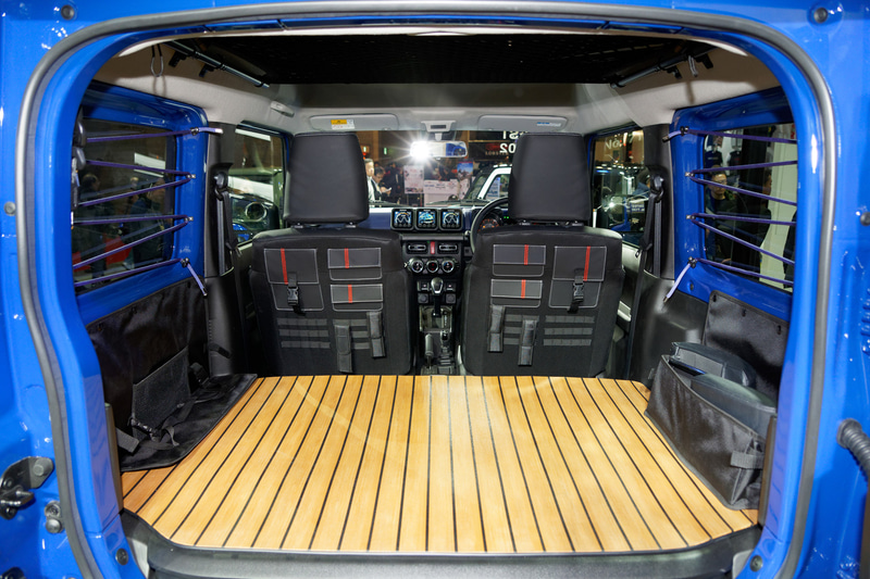 頑丈そうなウッド調のシートがマリンスポーツらしさを感じさせる