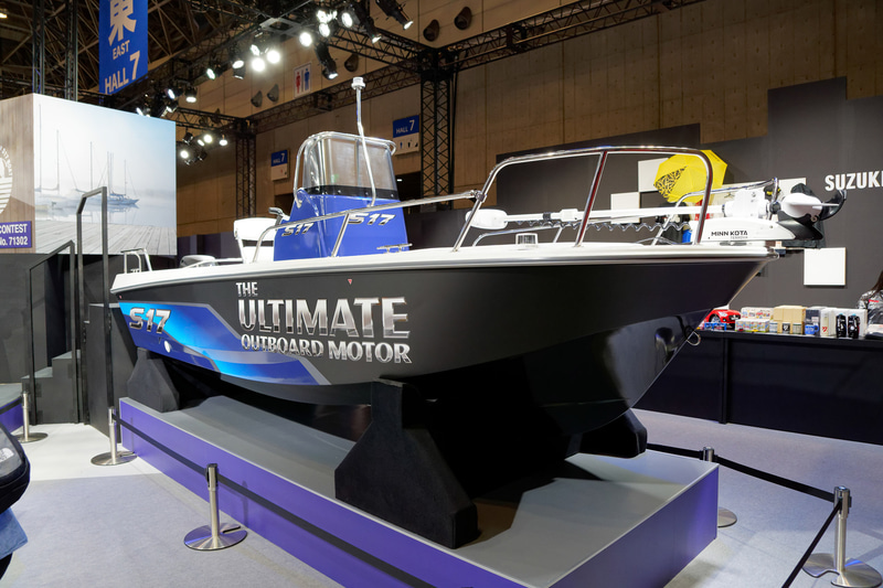 スズキが2018年に販売を開始した釣り向けの5人乗りボート「S17」をセットで展示
