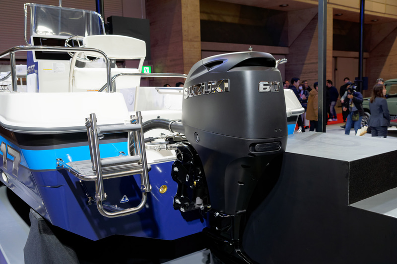 60馬力の船外機ではラインアップしていないというマットブラック塗装や、船体のラッピングもオートサロン用のもの