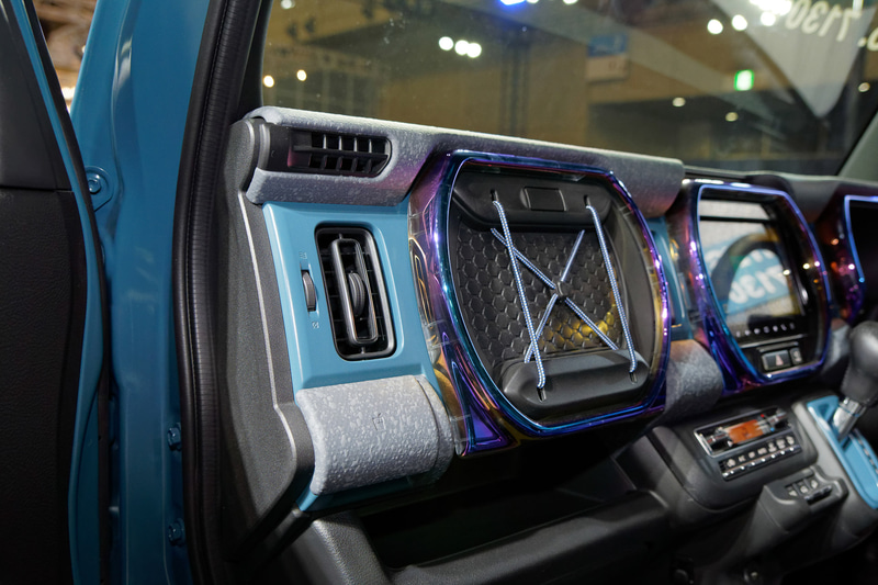 賑やかな色使いやガーニッシュが目を楽しませる