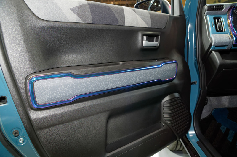 ダッシュボード付近やドアには、立体的なスプラッシュ塗装が施されている