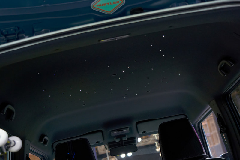 天井にはランプが埋め込まれ、まるで夜空の星のよう