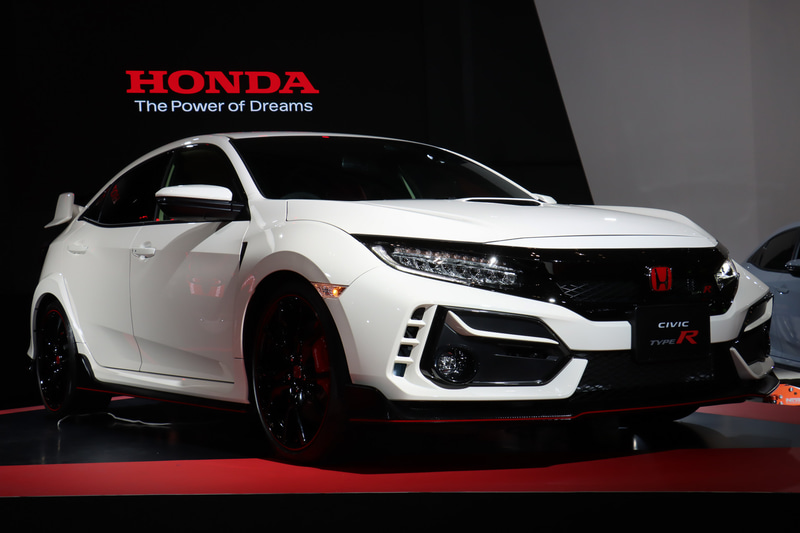 ホンダブースのステージ上でアンベールが行なわれた新しい「シビック TYPE R」