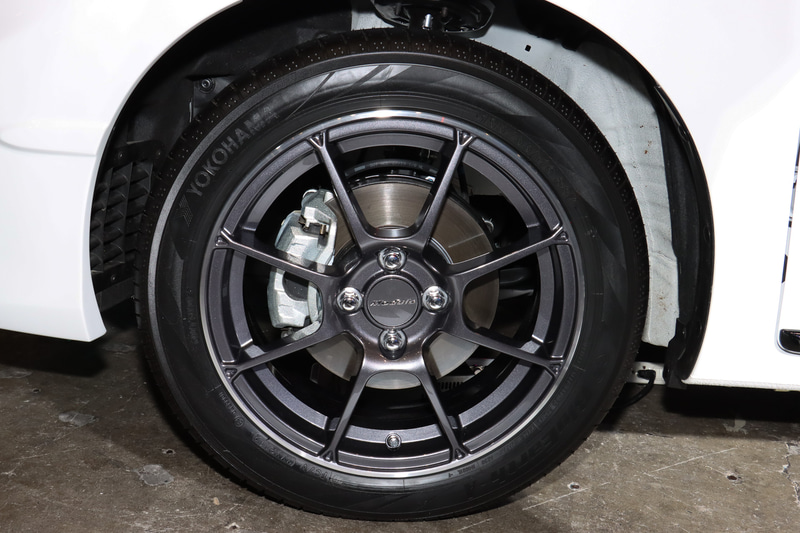 外観では専用のフロントグリル、前後エアロバンパー、テールゲートスポイラー、Modulo X専用エンブレムなどを装着し、ドアミラーやドアロアガーニッシュ、リアライセンスガーニッシュなどがブラック塗装となる。足まわりでは専用16インチアルミホイール、専用サスペンションなどを採用