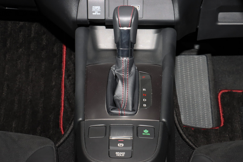 車内は専用ブラックインテリアとなり、レザー＆スウェードの専用シート、専用ステアリングホイール、専用セレクトノブ、専用フロアカーペットなどを採用。また、ステアリングスイッチやシフトゲートカバー、カップホルダーがダークシルバー塗装となり、インパネ中央に9インチ画面のプレミアムインターナビが装着される